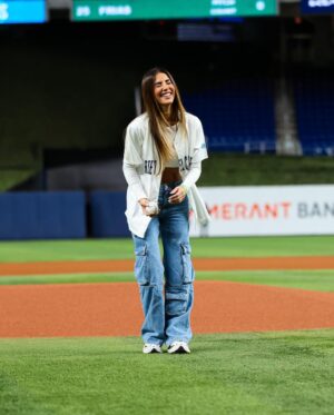 Gaby Espino Instagram - Venezuela loves @gabyespino 🇻🇪 #HomeOfBeisbol #SerieDelCaribe