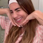 Gaby Espino Instagram - Así cuido mi piel con el Skin Cycling @infinitekparis_us Pasos para mi rutina: •Noche 1 -Exfoliación: Sérum Crystal Rose 4-6 gotas en todo el rostro. •Noche 2: -Humectar: Crema Humectante Retinol 1 push en todo el rostro. •Noche 3 y 4 - Reparación y recuperación: Sérum Ácido Hialurónico 4-6 gotas en todo el rostro. En este momento este KIT tiene un 20% de descuento en infinitekparis.com 🩷🩷🩷 Cuéntenme! ¿Quieren saber mi rutina de día?👇🏻