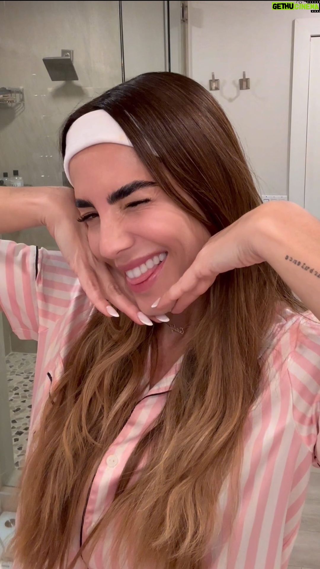 Gaby Espino Instagram - Así cuido mi piel con el Skin Cycling @infinitekparis_us Pasos para mi rutina: •Noche 1 -Exfoliación: Sérum Crystal Rose 4-6 gotas en todo el rostro. •Noche 2: -Humectar: Crema Humectante Retinol 1 push en todo el rostro. •Noche 3 y 4 - Reparación y recuperación: Sérum Ácido Hialurónico 4-6 gotas en todo el rostro. En este momento este KIT tiene un 20% de descuento en infinitekparis.com 🩷🩷🩷 Cuéntenme! ¿Quieren saber mi rutina de día?👇🏻