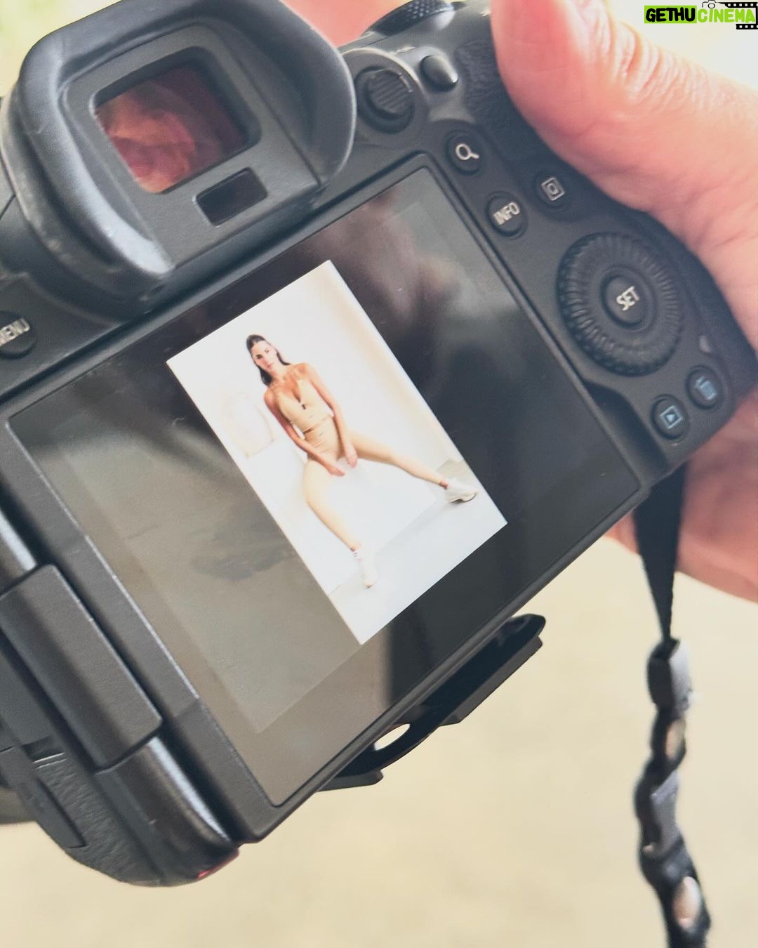 Gaby Espino Instagram - Ya queda nada para cerrar un año grandioso y sin duda mi colección junto a @winfitnesswear.usa ha significado uno de los mejores momentos del año. Les comparto algunos highlights de lo que fue el shoot y las fotos finales. ¿Qué otro momento del año te gustaría ver?