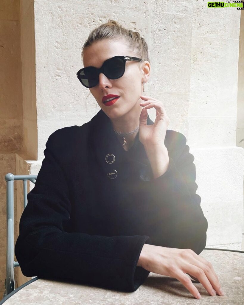 Gaia Weiss Instagram - “Non c’è fine. Non c’è inizio. C’è solo l’infinita passione per la vita.” -Fellini This is me channelling this infinite passion for life Fellini was talking about. Wearing a pair of shades by @persol like Marcello 😎 And for the holidays you can have your initials engraved on your new pair of sunglasses. This is the epitome of elegance 🤌 #adv
