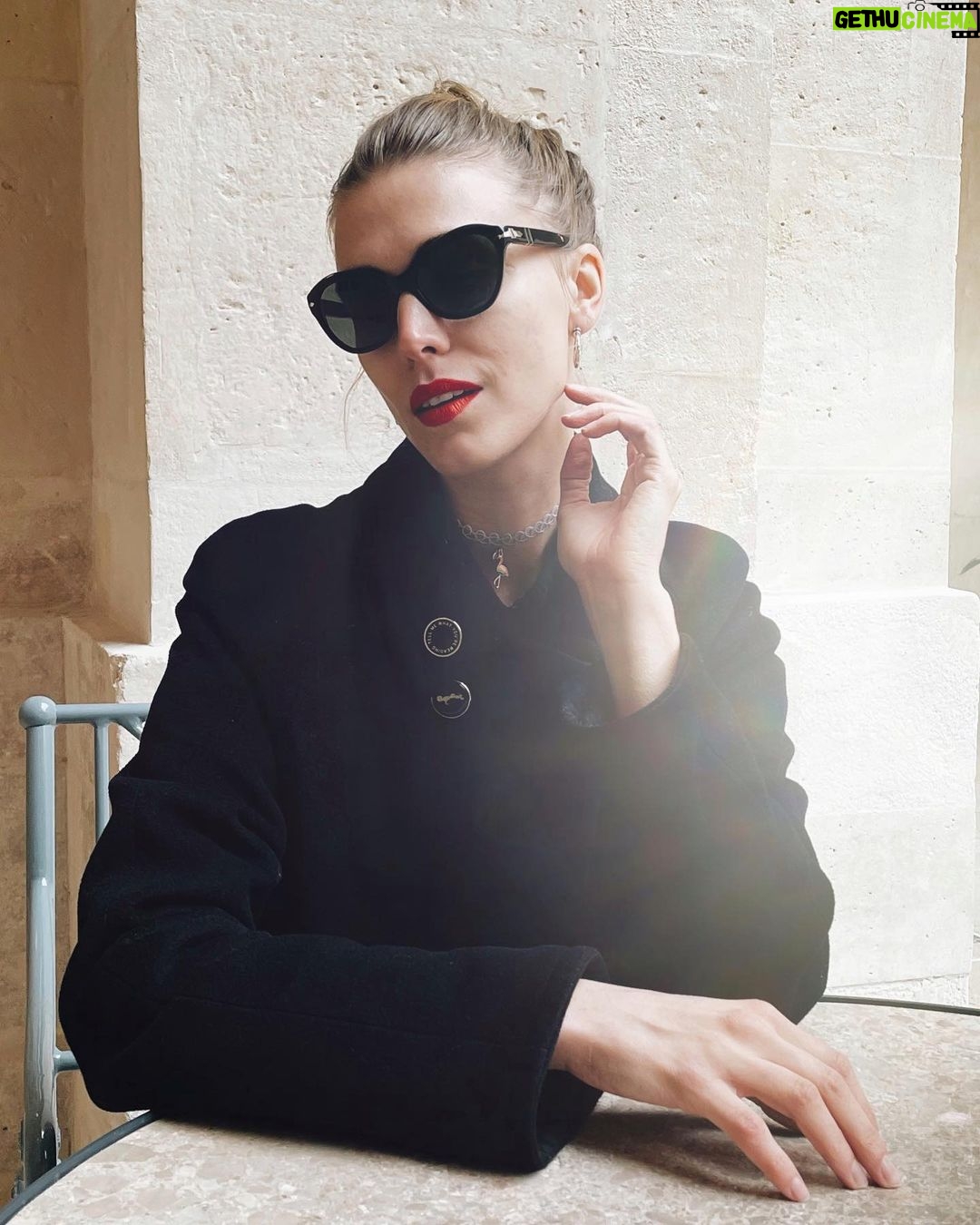 Gaia Weiss Instagram - “Non c’è fine. Non c’è inizio. C’è solo l’infinita passione per la vita.” -Fellini This is me channelling this infinite passion for life Fellini was talking about. Wearing a pair of shades by @persol like Marcello 😎 And for the holidays you can have your initials engraved on your new pair of sunglasses. This is the epitome of elegance 🤌 #adv