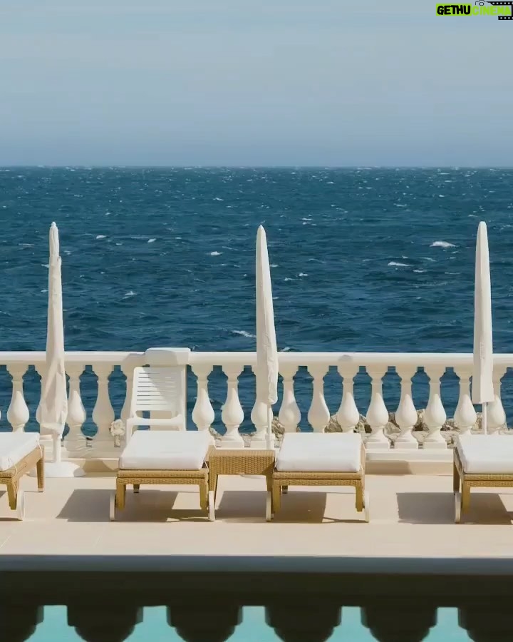 Gaia Weiss - 7.2K Likes - Un jour d’été
J’ai vu la mer
Un baiser volé
M’a laissé à l’envers
Et le souvenir des vagues
Du soleil sur ma peau
Des instants de dragues
Et du sable chaud
Brûlerons toujours
Au fond de moi mon amour.
Merci pour cette belle escapade dans ce coin de paradis @delvaux 🤍
Summer getaway in a French paradise for #Delvaux