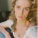 Gaia Weiss Instagram – It was great to see the wonderful cast and crew of « Marie-Antoinette » one last time yesterday.
It’s an official wrap on this beautiful adventure. Well done to our talented #MarieAntoinette @emilia.schuele and to this brilliant team of actors!
Loved every bit of it ❤️

@agencecapa @canalplusseries @bbc @banijaygroup