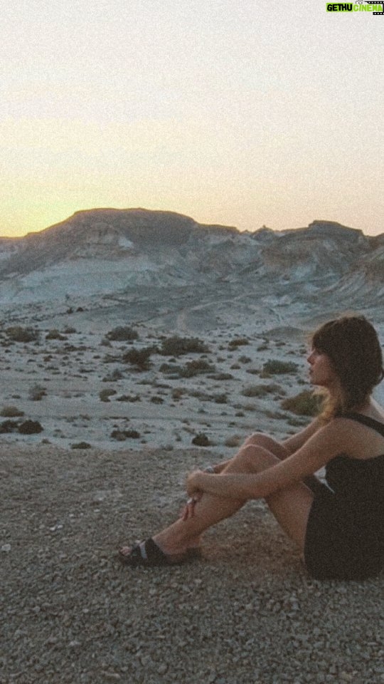 Gaia Weiss - 1K Likes - The best way I could think of entering this new chapter in my life.
Meditating in the desert I was contemplating a field of possible.
The desert is abrupt, arid, the little stones cut into your skin, it's hot. You sit in discomfort.
Yet so much peace, beauty and magic.
The return to the earth, to the land, the foundation.
Last night a bird was playing with the wind, tellement de poésie.
Thank you to everyone who sent me beautiful blessings for this new year. I'm so grateful to have you ❤️