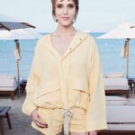 Gaia Weiss Instagram – What a treat to be able to escape for a moment and enjoy a glass of wine in very good company. Thanks @vanityfair and @loropiana for a lovely evening.

📸 @saskialawaks