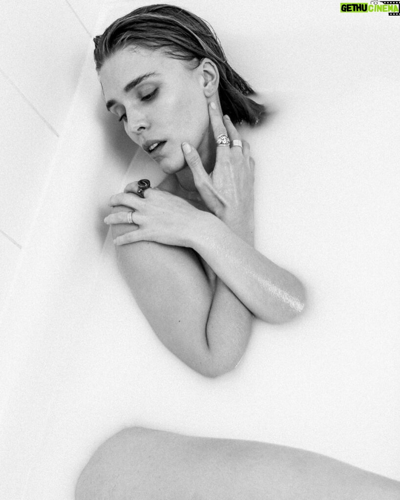 Gaia Weiss Instagram - Did you know Madame du Barry liked to bathe in Donkey’s milk? Episode 3 & 4 are out on @canalplus 😉 Pictures by my dear @stewartbywater for @milkmjolk