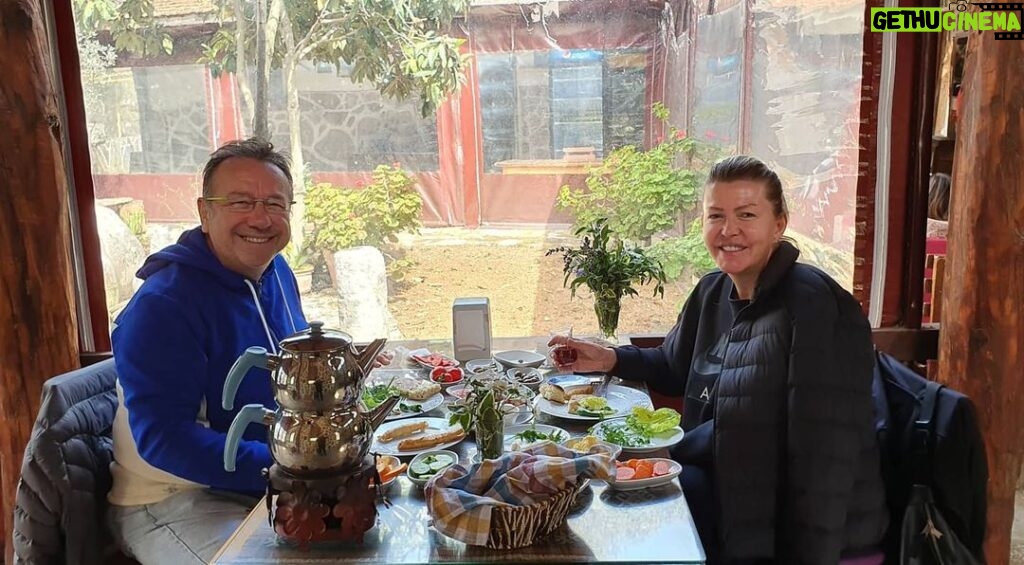 Gani Müjde Instagram - Etrim köyü Doğa restaurantta kahvaltı.Tüm personel köyün çalışkan kızları.👏👏👏 #istanbulsözleşmesi nin iptaline inat dimdik ayakta hepsi.