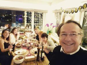 Gani Müjde Instagram - Altı aylık hasret bitti bu gece.Aynı masa etrafında olmayı çok özlemişiz be...🙏