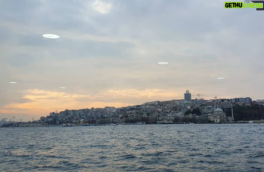 Gani Müjde Instagram - İstanbul üzerinde ufo lar...İşte geldiler sonunda.Ay dilimizi biliyolardır ins.cnm.yaaa.