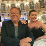 Gani Müjde Instagram – Üniversite’de öğrenciyken beni arayıp bulmuş “Ayaküstü” adlı kitabımı sahnede oynamak üzere izin istemiş ben de izni vermiştim. O günden sonra sevdi sahne ışıklarını ama hep sahnenin önündeki ışıltıyı sağlayan biri olarak perdenin gerisinde harikalar yarattı @alperalpofficial . Kıbrıs’taki ödül törenleri dillere destandı ama bu kez çıtayı @bernamicii ile birlikte yükselttiler ve 2023 @moonlifedergi ödül törenini Paris Intercontinental otelinin muhteşem balo salonunda yaptılar. Enbe onkestrası ile başlayan gece , İskender Paydaş , Mustafa Sandal ve Gypsy Kings ile devam etti. Her anlamda görkemli ve etkileyiciydi. Mekan da öyle diyor zaten. Emeği geçenlere teşekkürler. 👏👏 @belmacanciger