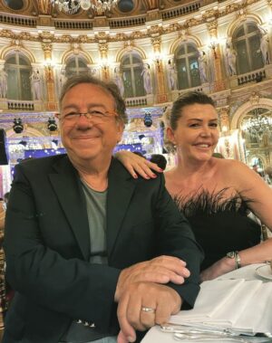 Gani Müjde Instagram - Üniversite'de öğrenciyken beni arayıp bulmuş "Ayaküstü" adlı kitabımı sahnede oynamak üzere izin istemiş ben de izni vermiştim. O günden sonra sevdi sahne ışıklarını ama hep sahnenin önündeki ışıltıyı sağlayan biri olarak perdenin gerisinde harikalar yarattı @alperalpofficial . Kıbrıs'taki ödül törenleri dillere destandı ama bu kez çıtayı @bernamicii ile birlikte yükselttiler ve 2023 @moonlifedergi ödül törenini Paris Intercontinental otelinin muhteşem balo salonunda yaptılar. Enbe onkestrası ile başlayan gece , İskender Paydaş , Mustafa Sandal ve Gypsy Kings ile devam etti. Her anlamda görkemli ve etkileyiciydi. Mekan da öyle diyor zaten. Emeği geçenlere teşekkürler. 👏👏 @belmacanciger