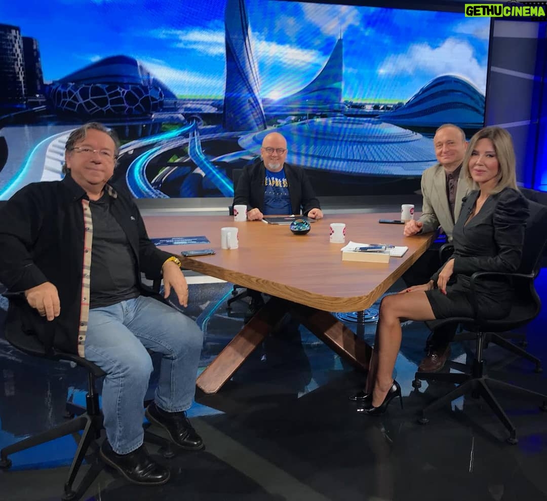 Gani Müjde - 487 Likes - Bu gece 23:30 da @birolguvenmint in programı "Gelecek geliyor" a geliyorum. @alphanmanas ve @dr.aysegulcoruhlu ile birlikte gelecekte saglığı konuşacagız ve benim geleceğe hazır olup olmadıgım test edilecek.Kanal 360 tayız.