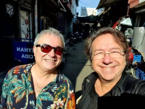 Gani Müjde Instagram - Mimar Sinan Güzel sanatlar Fakültesi temel sanat atölyesinde başladı arkadaşlığımız.Beni çizerken gördü mizah dergilerinedergilere ;heveslendi.İlk esprisini ben çizdim.Sonra o çizdi çize çize @mehmetcagcag oldu.Gırgır Fırt derken ayrılıp birlikte limon dergisini kurduk.Sonra biz ayrılıp Deli dergisine geçtik.Limon da Leman oldu.Ve yıllar sonra Adana bizi biraraya getirdi.Meğer ne çok anımız birikmiş.😊👍