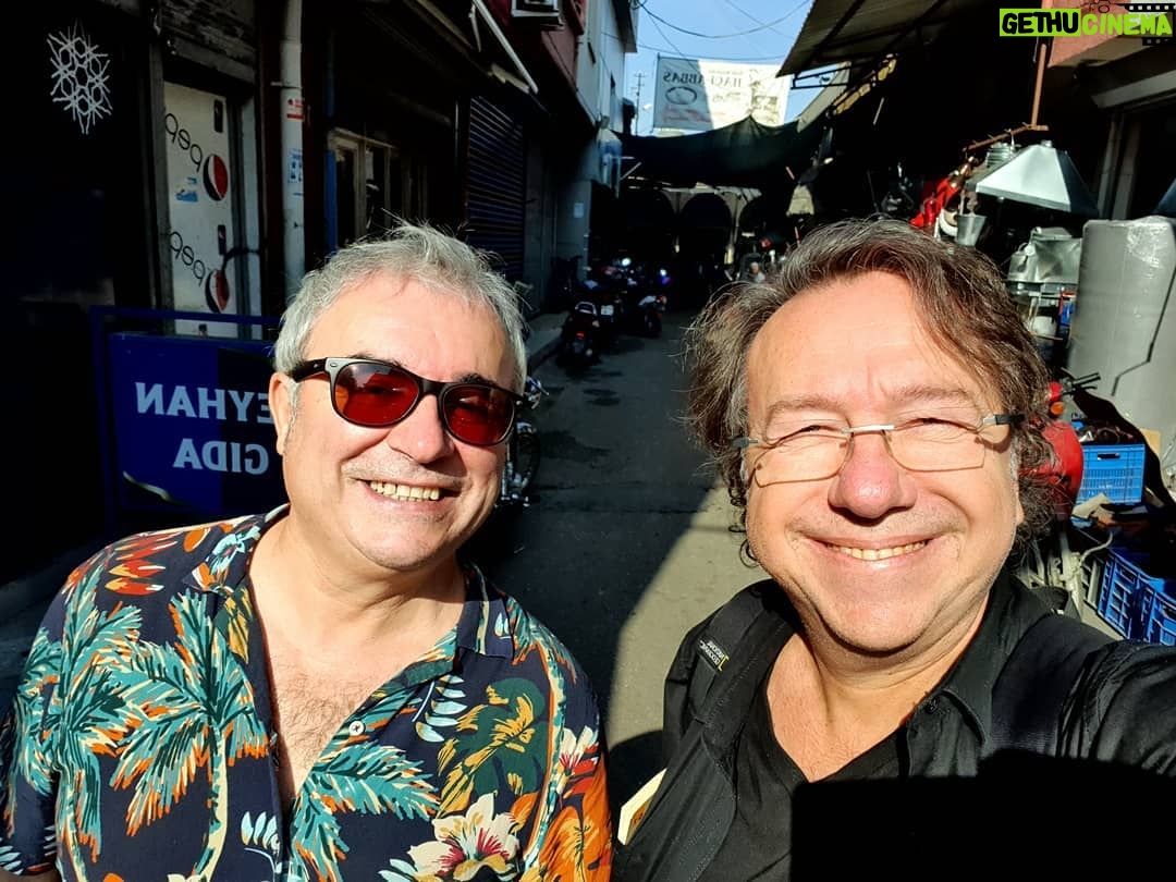 Gani Müjde - 636 Likes - Mimar Sinan Güzel sanatlar Fakültesi temel sanat atölyesinde başladı arkadaşlığımız.Beni çizerken gördü mizah dergilerinedergilere ;heveslendi.İlk esprisini ben çizdim.Sonra o çizdi çize çize @mehmetcagcag oldu.Gırgır Fırt derken ayrılıp birlikte limon dergisini kurduk.Sonra biz ayrılıp Deli dergisine geçtik.Limon da Leman oldu.Ve yıllar sonra Adana bizi biraraya getirdi.Meğer ne çok anımız birikmiş.😊👍