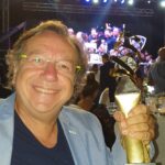 Gani Müjde Instagram - Bu yıl 7.si düzenlenen Moon Life ödüllerinde yaşam boyu onur ödülü için Samsun da öğrenciliginden beri show business aşkına şahit olduğum sevgili kardeşim @alperalpofficial a ve @meritroyal e teşekkürler🙏🙏