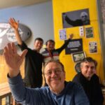 Gani Müjde Instagram – “Bodrum’un meşhur Roma dondurmacısı” gibi olacak ama Adana kebabı Bodrum’da Adanademirspor fanatiği İskender’in “Bitez Dürüm” ünde yenilir. Adana sokak lezzetleri tadılır, sonra Yaşar Kemal Selamı verilir ve evin yolu tutulur. Bu arada “İnce Memet İskender” (Enine çizgili montlu) yeni bir yer daha açıyormuş Gürece’de. @bodrummavidondurma ‘nın tam karşısında. Yaza yetiştiriyorlar. Umarım aynı lezzet ve fiyat politikasını orada da sürdürürler. @bitezdurum @bitezdurum_isko_
