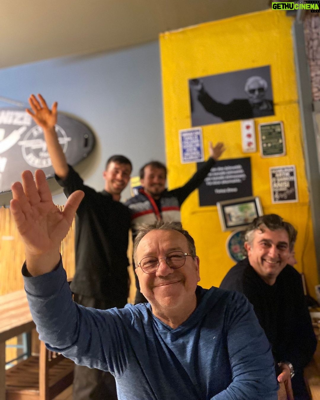 Gani Müjde - 0.9K Likes - "Bodrum'un meşhur Roma dondurmacısı" gibi olacak ama Adana kebabı Bodrum'da Adanademirspor fanatiği İskender'in "Bitez Dürüm" ünde yenilir. Adana sokak lezzetleri tadılır, sonra Yaşar Kemal Selamı verilir ve evin yolu tutulur. Bu arada "İnce Memet İskender" (Enine çizgili montlu) yeni bir yer daha açıyormuş Gürece'de. @bodrummavidondurma 'nın tam karşısında. Yaza yetiştiriyorlar. Umarım aynı lezzet ve fiyat politikasını orada da sürdürürler. @bitezdurum @bitezdurum_isko_