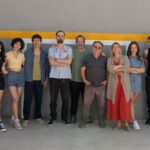 Gani Müjde Instagram – 2022 İLE İLGİLİ SAMİMİ İTİRAFLAR 
VOL 1: 
Bu foto ekiple ilk tanıştığım gün çekildi. Genç oyuncuların bir kısmını seçmeler sırasında zaten tanımış ve sevmiştim.
Sevgili @ozgeozberk_official ile uzun yıllar çalışmışlığımız var. Hem oyunculuğunu hem samimiyetini hem arkadaşlığını çok severim. @ltndnmz da güvendiğim sevdiğim bir yönetmen. Ertan Saban ile Vardar nehrinin suyundan içmişliğimiz var kan çekiyor çok beğeniyorum oyunculuğunu ama karakteri seyirciye geçirecek mi endişesi taşıyorum. @devrimozkan ı ise hiç tanımıyorum. Sadece Altan ikide bir gelip okuma provalarındaki başarısından söz ediyor, “zımba zımba” diyor. Ne anlama geldiğini de anlamıyorum. 😂 
Sonra ilk bölümü izliyorum. 
Herkes muhteşem ama o parlaklığın içinde bile göz kamaştıran iki dev oyuncu görüyorum. Ertan Saban ve Devrim Özkan. 
Karakterleri alıp arşı alaya taşımışlar adeta…
Montajda Necati Akpınar ile ağlıyoruz Ertan ve Devrim’in bir sahnesinde. Sonra ayakta alkışlarken buluyoruz kendimizi. O coşku ile bu sabah 28.bölümün tretmanını yazıyorum. Coşkumuzun 2023 te de karşılığını (daha fazla) almayı dileyerek… Bizimle bu yolda yürüyen tüm emekçilere, oyunculara , sahne gerisindeki muhteşem ekiplere sonsuz teşekkürler. @bkmonline ve @showtv tabii ki arkamızda dağ gibi durarak en büyük teşekkürü seyircimiz kadar hak ediyorlar. 2023 de yine birlikte maceradan maceraya, kahkahadan kahkahaya , aşktan aşka koşmak dileği ile… Bizimle olun… @ghbgdizi