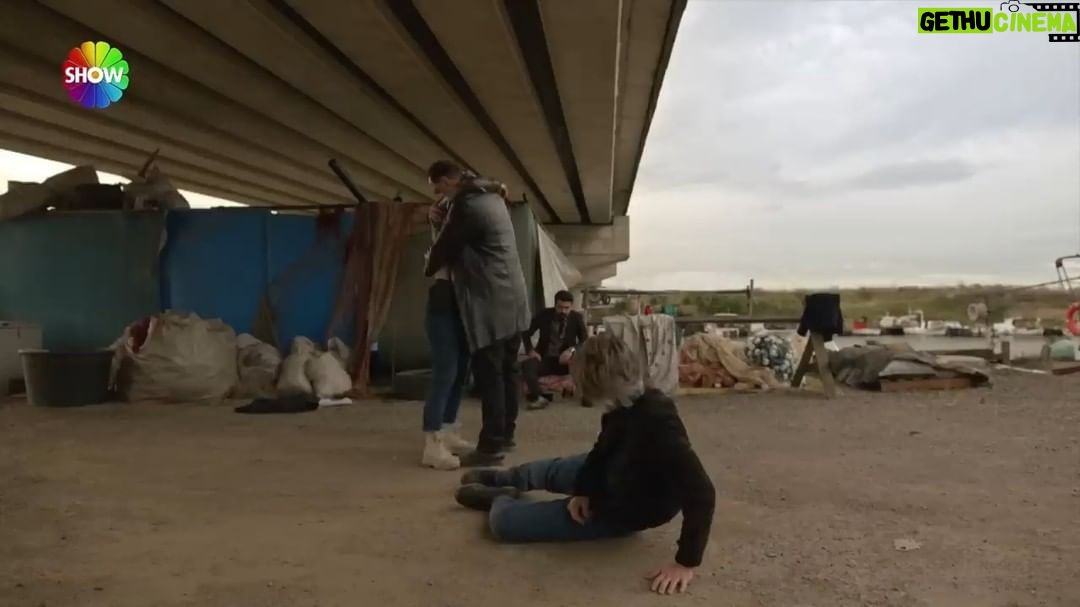 Gani Müjde - 1.2K Likes - Anne sevgisinden yoksun büyümüş, terkedilme kompleksiyle her karşısına çıkan kadını hem seven ; hem intikam almak isteyen biri Araz... Onun normal bir aşk yaşayacağını düşünebilmek çok zor. Belki bir gün öyle bir el uzanacak ki , Araz da çıkacak o inançsızlık, sevgisizlik kuyusundan. Benzer hikayelerden beslenen Sadi Payaslı gibi sevecek ve sevilecek.