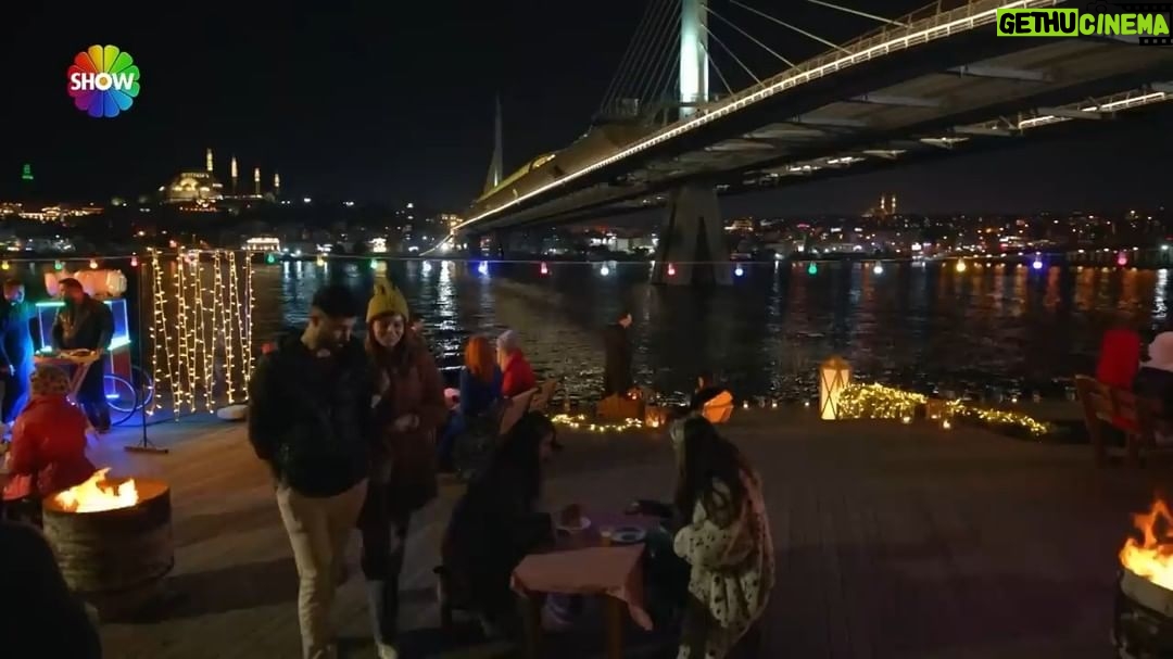 Gani Müjde - 1.1K Likes - Çok iyi bir fragman olmuş. İkilem'in "Kaybolurum Gülüşünde" şarkısı da çok yakışmış sahnelere. Aşkın ve aksiyonun ideal harmanı olmuş bu bölüm...👏👏 👏 #gelsinhayatbildiğigibi #bkm #ertansaban #devrimözkan #turkishseries #writer #script #ikilem