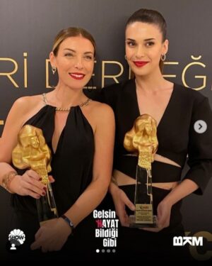 Gani Müjde Instagram - Bol ödüllü, bol hikayeli, harika aksiyonlu, yayınlanan dizilere pek benzemeyen bir dizi Gelsin Hayat Bildiği Gibi. İsmini bile bakarak yazıyorum hala...🤣 Perşembe akşamları bana maçları unutturan bir dizim oldu sonunda. Ailece oturup soluk soluğa izlediğimiz ben "dur bakalım şimdi ne olacak?" dedikçe çocukların bana "sen yazıyosun zaten, Heyecan yapma" dediği. Ama 6 bölüm ileride olduğum için geçen bölümlerde neler yazıldığını unuttuğum şahane bir dizi bu.Bu akşam hiç alakam yokmuş gibi bu şahane oyuncuları oturup izlemeyi düşünüyorum...🍵 
@bkmonline @ltndnmz @nunucan @ertansabanoffical @devrimozkan @ozgeozberk_official 👏👏👏