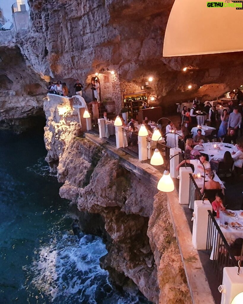 Gani Müjde Instagram - 20. evlilik yıldönümümüz için orada olmaya karar vermiştik ama pandemi patladı. 21 de gideriz dedik tüm dünyada seyahat yasakları başladı. Sonunda 22.Yılımızı orada kutlamayı başardık. Dünyanın en ilginç restoranlarından biri @ristorantegrottapalazzese Polignano A Mare kasabasında denizin ve dalgaların döverek oluşturduğu bir mağara içerisinde restaurant. Yukarıda oteli de var ama asıl ünlü olan Restoranı. Üç ay öncesinden randevu alabildik ancak. Dünyanın her yerinden insanlar geliyor. İtalya'nın en turistik ikonlarından biri olmuş durumda. Ülkemizin içinde bulunduğu durumda böyle bir tavsiye vermek kolay değil ama imkanı olan gezginler için söyleyeyim o zaman "görmeden ölmeyin"...