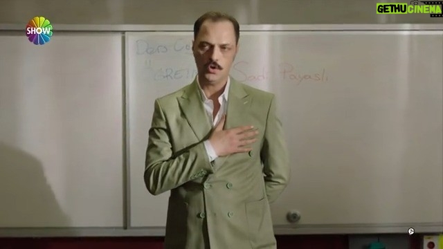 Gani Müjde - 1.4K Likes - Ben dün izledim. Çok sevdim. Eminim ki siz de çok seveceksiniz. İçi dışı bir adam Sadi Payaslı. Kendi halinde bir Coğrafya öğretmeni ; ama "eski işi ne bu adamın?" diye sorarsanız söylemem...
Biraz beklemeniz lazım. @bkmonline @zumrutarolbekce @ltndnmz @nunucan @ghbgdizi