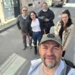 Gani Müjde Instagram – @showtv de yazın başlayacak yeni dizimiz için yazarlarla mekan turundayız. İsmi belli ama heyecan olsun diye yazmıyorum.☺Yılmaz Erdogan ın tabiri ile şahane bir “Dramedi” geliyor.  @bkmonline @ltndnmz Ertansaban @necipgulecer @burakkumdakci @eminekocak3 @ceren.yenidogann @selmasemiz @nunucan