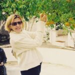 Gani Müjde Instagram – Yıl 2001… Anneler günü loading… 🥰 O günden bu yana iki çocuğumuza sadece annelik değil, psikologluk, öğretmenlik , danışmanlık , aşçılık, beslenme uzmanlığı Helikopter pilotluğu yaptı. Hakkını ödeyemem. Onun önünde eğilerek , bazen kendinden vazgeçerek benzer faaliyetlerde bulunan tüm kadınların ve annelerin anneler gününü kutluyorum. @belmacanciger 💐
