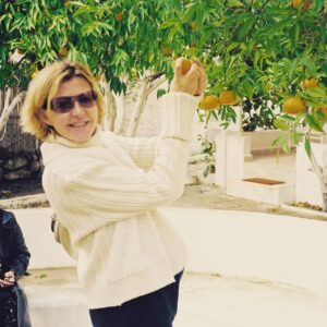 Gani Müjde Instagram - Yıl 2001... Anneler günü loading... 🥰 O günden bu yana iki çocuğumuza sadece annelik değil, psikologluk, öğretmenlik , danışmanlık , aşçılık, beslenme uzmanlığı Helikopter pilotluğu yaptı. Hakkını ödeyemem. Onun önünde eğilerek , bazen kendinden vazgeçerek benzer faaliyetlerde bulunan tüm kadınların ve annelerin anneler gününü kutluyorum. @belmacanciger 💐