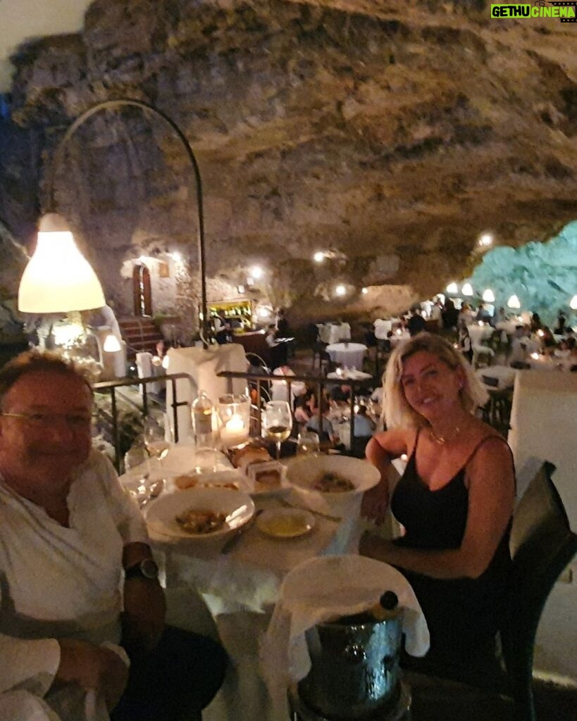 Gani Müjde Instagram - 20. evlilik yıldönümümüz için orada olmaya karar vermiştik ama pandemi patladı. 21 de gideriz dedik tüm dünyada seyahat yasakları başladı. Sonunda 22.Yılımızı orada kutlamayı başardık. Dünyanın en ilginç restoranlarından biri @ristorantegrottapalazzese Polignano A Mare kasabasında denizin ve dalgaların döverek oluşturduğu bir mağara içerisinde restaurant. Yukarıda oteli de var ama asıl ünlü olan Restoranı. Üç ay öncesinden randevu alabildik ancak. Dünyanın her yerinden insanlar geliyor. İtalya'nın en turistik ikonlarından biri olmuş durumda. Ülkemizin içinde bulunduğu durumda böyle bir tavsiye vermek kolay değil ama imkanı olan gezginler için söyleyeyim o zaman "görmeden ölmeyin"...