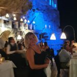 Gani Müjde Instagram – 20. evlilik yıldönümümüz için orada olmaya karar vermiştik ama pandemi patladı. 21 de gideriz dedik tüm dünyada seyahat yasakları başladı. Sonunda 22.Yılımızı orada kutlamayı başardık. Dünyanın en ilginç restoranlarından biri @ristorantegrottapalazzese Polignano A Mare kasabasında denizin ve dalgaların döverek oluşturduğu bir mağara içerisinde restaurant. Yukarıda oteli de var ama asıl ünlü olan Restoranı. Üç ay öncesinden randevu alabildik ancak. Dünyanın her yerinden insanlar geliyor. 
İtalya’nın en turistik ikonlarından biri olmuş durumda. Ülkemizin içinde bulunduğu durumda böyle bir tavsiye vermek kolay değil ama imkanı olan gezginler için söyleyeyim o zaman “görmeden ölmeyin”…