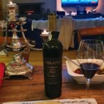 Gani Müjde Instagram - Bugün kısmette Yanık Ülke'nin Miratus'u vardı. Petit verdot , Cabarnet Franc , Boğazkere ve Shiraz ı lezzetle bir araya getirmeyi başarmışlar. Metro'da indirime girdiklerinde bir şişe alıp zulalamıştım. Bu geceye kısmetmiş. Yanık ülke şaraplarını farklılaştıran ve değerli yapan bir şey daha var. Kula civarında volkanik topraklarda Yanık Ülke'nin bağları ve bu topraklar asma biti denen zararlının yaşamasına olanak vermiyor. Daha az kimyasalla tanışan üzümler organiğe yakın bir özellik taşıyor. İşte Miratus 'da @yanikulkebaglari 'nın yüz aklarından biri. Sağlığınıza içtik bu akşam.