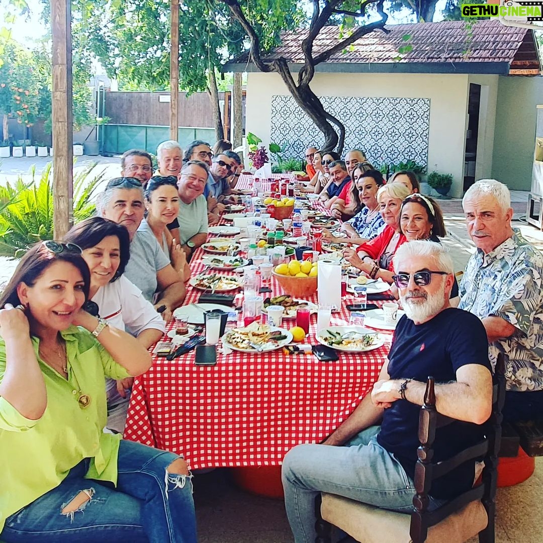 Gani Müjde - 577 Likes - Adana Altın Koza film festivali için geldiğimiz Adana'da hoş bir sürpriz vardı dün.Arman çiftliğinde @yelizdogramacilar ve sevgili eşi @nevzatarman sanatçıları bir araya getirdiler. Bu şahane yemek ve sohbet için başta bu işi organize eden dostum @nebilozgenturk olmak üzere herkese teşekkürler.Unutulmaz anılar biriktirdik.