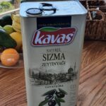 Gani Müjde Instagram - Akhisar Şenkardeşler'de çorba içerken tanıdı geldi yanımıza. "Oturabilir miyim" dedi buyur ettik.Zeytin işi yapan bir ailenin 3.kuşak işletmecisiymiş.Çorba bitti tesislerine buyur etti Naci bey bizi.Organize sanayide fabrika için yeni temel atmışlar, eski sanayideki işletmede kahve içerken hepsi güleryüzlü kadın personeli ile tanıştık. Kavas markası ile ihracata da başlamış. Anadolunun bu güleryüzlü ve çalışkan girişimcisini siz de tanıyın istedim. Istanbul, Turkey