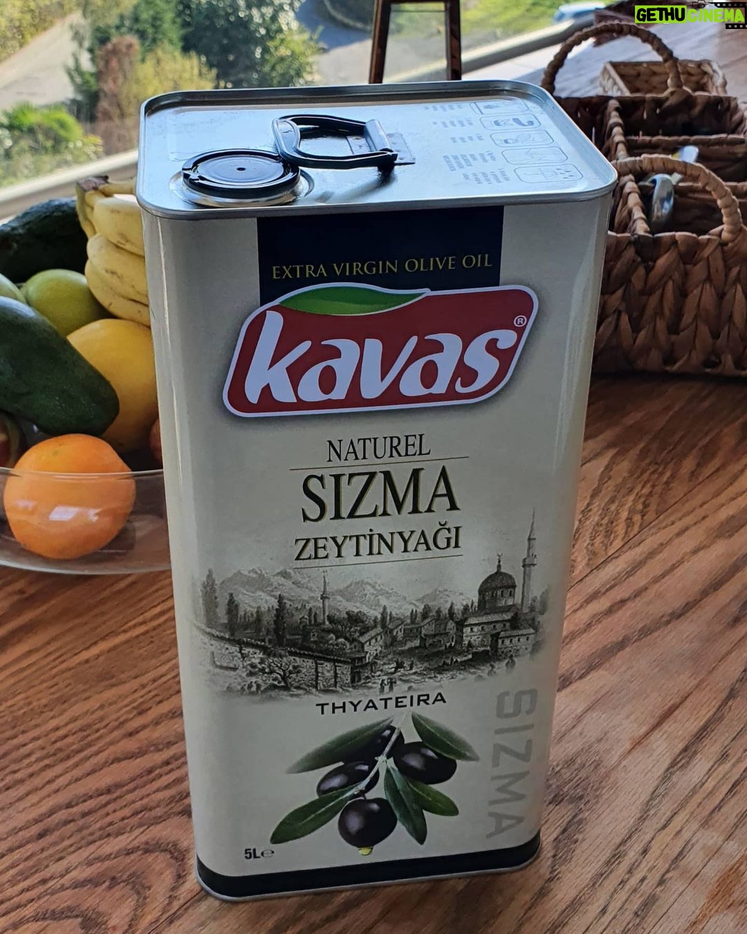 Gani Müjde - 576 Likes - Akhisar Şenkardeşler'de çorba içerken tanıdı geldi yanımıza. "Oturabilir miyim" dedi buyur ettik.Zeytin işi yapan bir ailenin 3.kuşak işletmecisiymiş.Çorba bitti tesislerine buyur etti Naci bey bizi.Organize sanayide fabrika için yeni temel atmışlar, eski sanayideki işletmede kahve içerken hepsi güleryüzlü kadın personeli ile tanıştık. Kavas markası ile ihracata da başlamış. Anadolunun bu güleryüzlü ve çalışkan girişimcisini siz de tanıyın istedim.