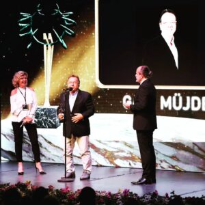 Gani Müjde Instagram - Ankara Uluslararası festivali her zaman çok değerli bir festivaldir benim için.Bozkırda açan bu güzel çiçek bu yıl 32 yaşına bastı.Dün gece harika bir açılış gecesi yapıldı Cermodern'de .Ankara Büyükşehir Belediye Başkanı @yavasmansur 'un katıldığı, @unlunsal 'ın nefis sunumu ile renklenen gecede 3 tane de emek onur ödülü verildi.Erendiz Atasü ve Perihan Savaş'ın yanısıra festival komitesi kitle ilitişimine yaptığım katkilardan dolayı beni de ödüle layık buldu sağolsun. Başta Inci ve İrfan Demirkol olmak üzere tüm komite üyelerine minnettarım.Bu değerli festivalde bulunmaktan duyacağım onur yeterdi bana zaten.Çok mutlu oldum. @ankarauff nin bu güzel etkinliği 4-12 kasım arasında sürecek ve  yüzlerce film gösterimi olacak.Kaçırmayın derim.🙋‍♂️
