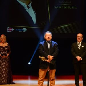 Gani Müjde Instagram - Balkan dernekleri konfederasyonunca duzenlenen ve geniş katılımlı bir oylamayla sonuçlanan 2021 best of da bir odül de bana verilmiş.Teşekkürler Rumeli'nin güleryüzlü insanlari.🙏👏 "Hayredesınız"... @rumeli