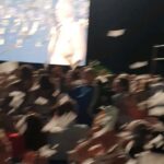 Gani Müjde Instagram – Ölmeden önce yapılacaklar listeniz varsa başa eklenmesi gereken bir etkinlik Andrea Bocelli’nin Lajatico konseri.Yılda bir kez doğduğu köyde kırlara eklemlenmiş 15.000 kişilik Teatro De Silenzio da sahne alıyor Bocelli.15.000 kişilik bu tiyatro sonrasında kimseye açılmıyor.Ta ki gelecek seneye kadar.Adı bu yüzden “sessizik Tiyatrosu” zaten.Dünyanın dört bir yanından gelen müzikseverler unutulmaz bir gece yaşıyorlar.Sonra Bocelli atına atlayıp köyüne gidiyor.Şahane bir Toskana gecesi kalıyor geride size hediye olarak…