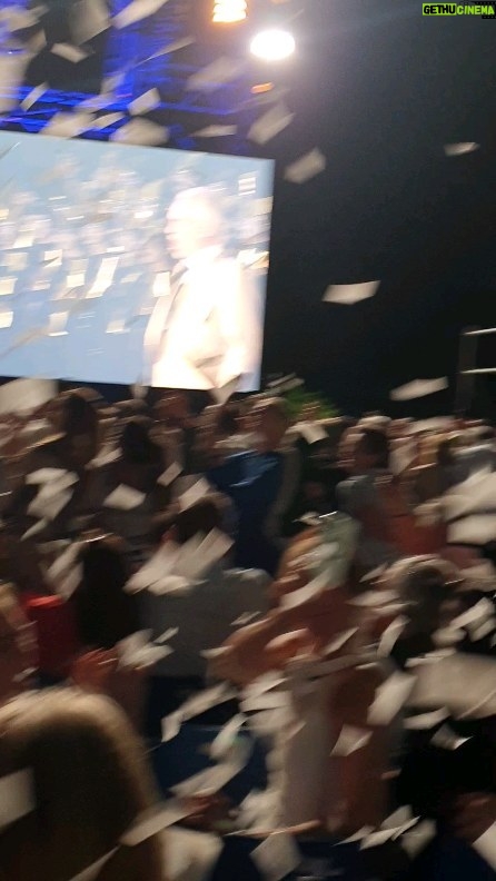 Gani Müjde - 1.1K Likes - Ölmeden önce yapılacaklar listeniz varsa başa eklenmesi gereken bir etkinlik Andrea Bocelli'nin Lajatico konseri.Yılda bir kez doğduğu köyde kırlara eklemlenmiş 15.000 kişilik Teatro De Silenzio da sahne alıyor Bocelli.15.000 kişilik bu tiyatro sonrasında kimseye açılmıyor.Ta ki gelecek seneye kadar.Adı bu yüzden "sessizik Tiyatrosu" zaten.Dünyanın dört bir yanından gelen müzikseverler unutulmaz bir gece yaşıyorlar.Sonra Bocelli atına atlayıp köyüne gidiyor.Şahane bir Toskana gecesi kalıyor geride size hediye olarak...