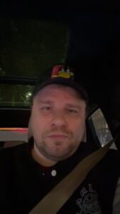 Garik Kharlamov Instagram - Вечерний караоке вновь врывается в эфир. На этот раз песня группы «Король и шут» - «Кукла колдуна».