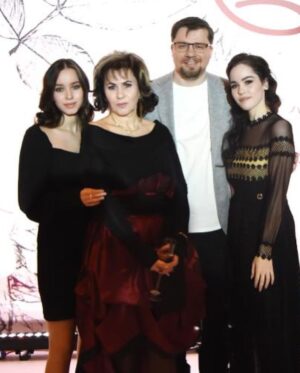 Garik Kharlamov Instagram - Мои сестренки , Катя @e_katerina1143 и Алина @lina_lania ! С днём рождения ! Будте счастливы ! Я вас очень люблю !