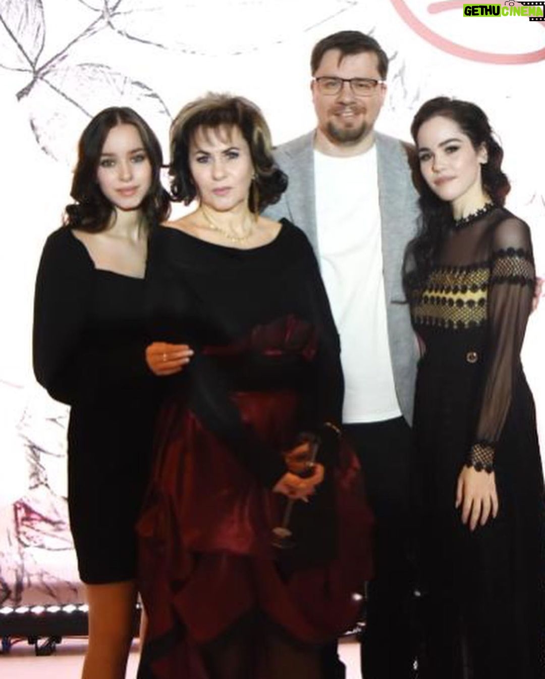 Garik Kharlamov - 428.3K Likes - Мои сестренки , Катя @e_katerina1143 и Алина @lina_lania ! С днём рождения ! Будте счастливы ! Я вас очень люблю !