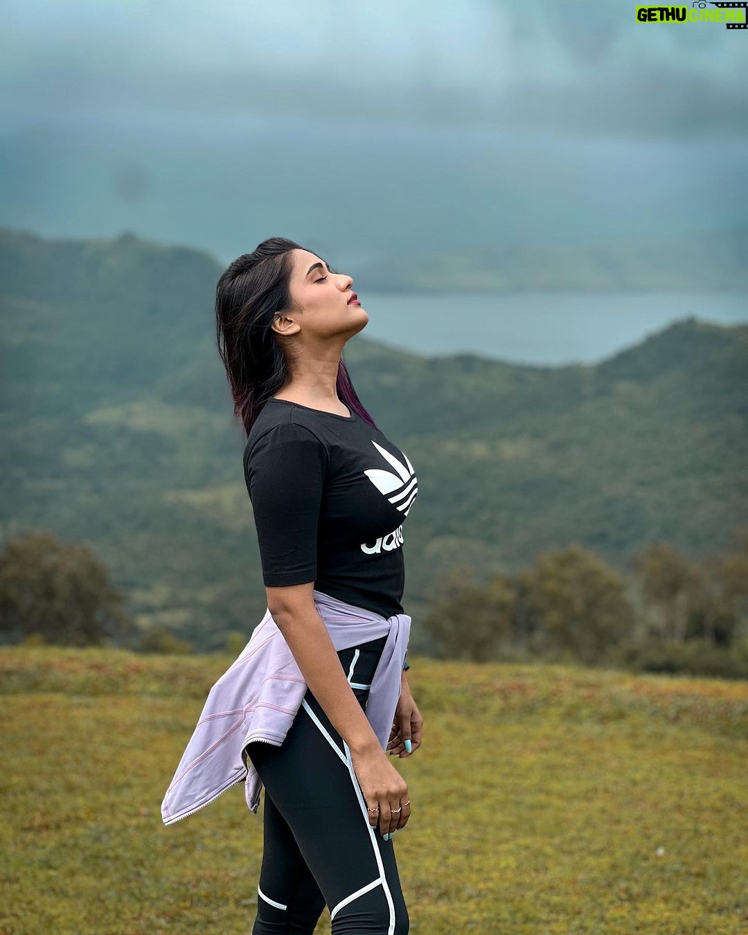 Garima Chaurasia Instagram - Time to detox amidst nature..🍃 . . 📸& 🎨: @nitin_.1610 #gimaashi #traveldiaries #pune #satara #explore #nature #trek #gimaians Pune, Maharashtra