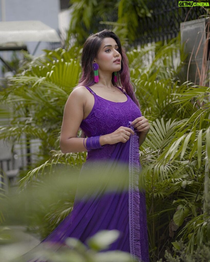 Garima Chaurasia Instagram - Just looking like a wOW! In this JAAMUN purple color 🤪Kuch toh baat hai is colour me😍💜 Outfit: @lucknow_i_chikan #gimaashi #gimaians
