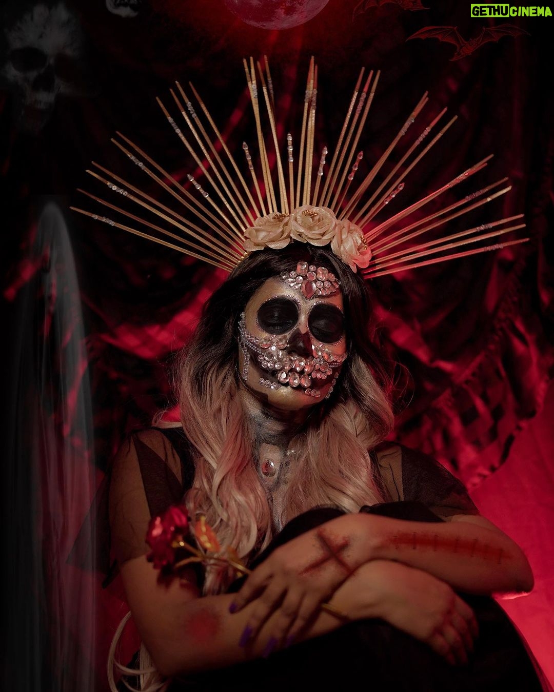 Garima Chaurasia Instagram - π§ββοΈπ SKULL QUEEN ππ§ββοΈ π Happy Halloween π . . My 2nd Makeup lookππ»ββοΈπ¬ Howβs the look guys? . Last one is my favπ» . PS: it was so tough for me to paste these big size rhinestones on face ππ»ββοΈ Still I managed some howπ
Meri thodi Bht face art skillsπ Makeup & edit by : ππ»ββοΈ πΈ: @nitin_.1610 #halloween #halloweenmakeup #faceart #gimaashi #facepaint #gimaashi #gimaians #halloween2023 #skull #skullqueen