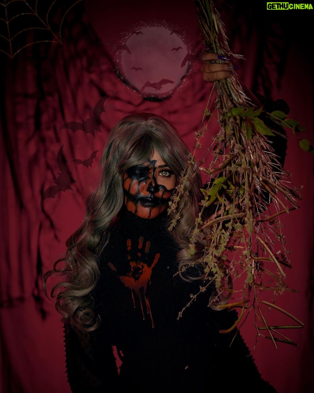 Garima Chaurasia Instagram - Happy Halloween🎃👻 . Make up 1. How’s my makeup guys?😈 . . Makeup & edit by : meee💁🏻♀️ 📸: @nitin_.1610 #halloween #halloweenmakeup #facepaint #pumpkin #horror #halloween2023 #gimaashi #art #gimaians