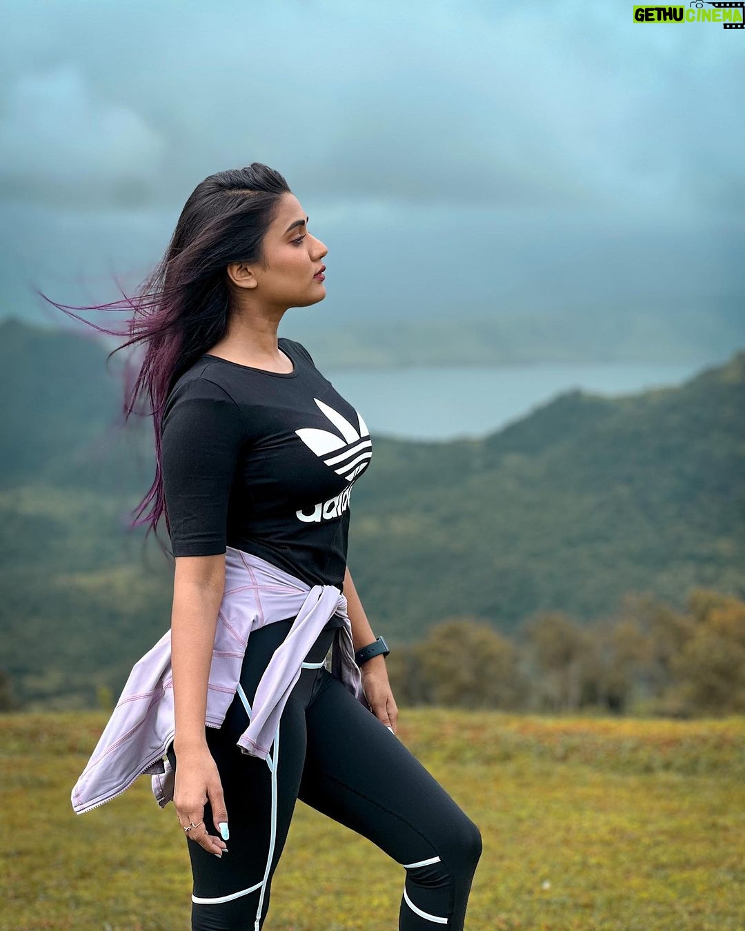 Garima Chaurasia Instagram - Time to detox amidst nature..🍃 . . 📸& 🎨: @nitin_.1610 #gimaashi #traveldiaries #pune #satara #explore #nature #trek #gimaians Pune, Maharashtra