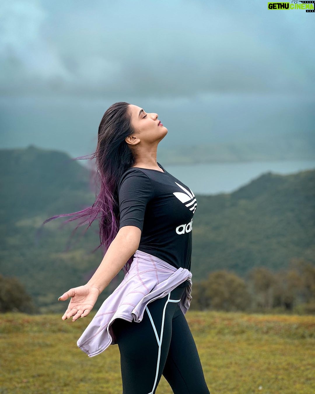 Garima Chaurasia Instagram - Time to detox amidst nature..🍃 . . 📸& 🎨: @nitin_.1610 #gimaashi #traveldiaries #pune #satara #explore #nature #trek #gimaians Pune, Maharashtra